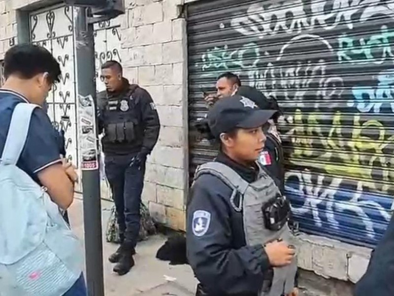 Carteristas golpean a policía auxiliar y a pasajero