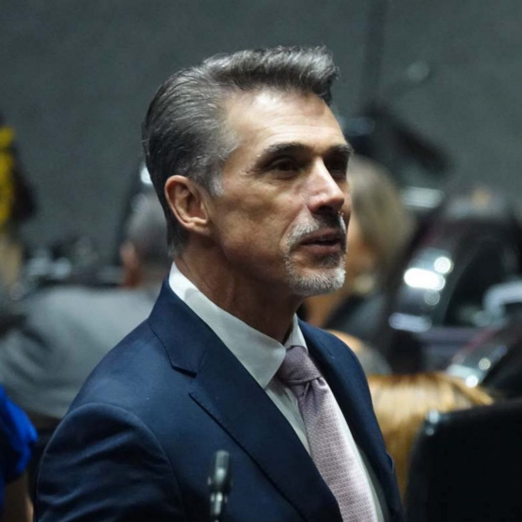 Morena retira derechos partidistas a Sergio Mayer tras dejar diputación para participar en reality