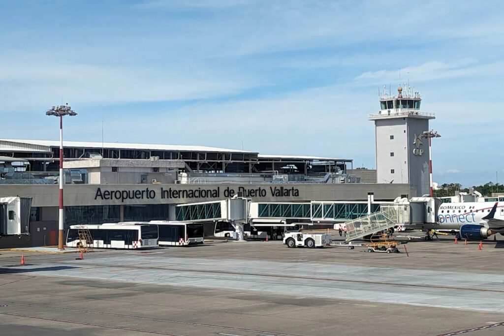 Pese a llegada de la Marina, continúan vuelos cancelados y advertencias en Puerto Vallarta