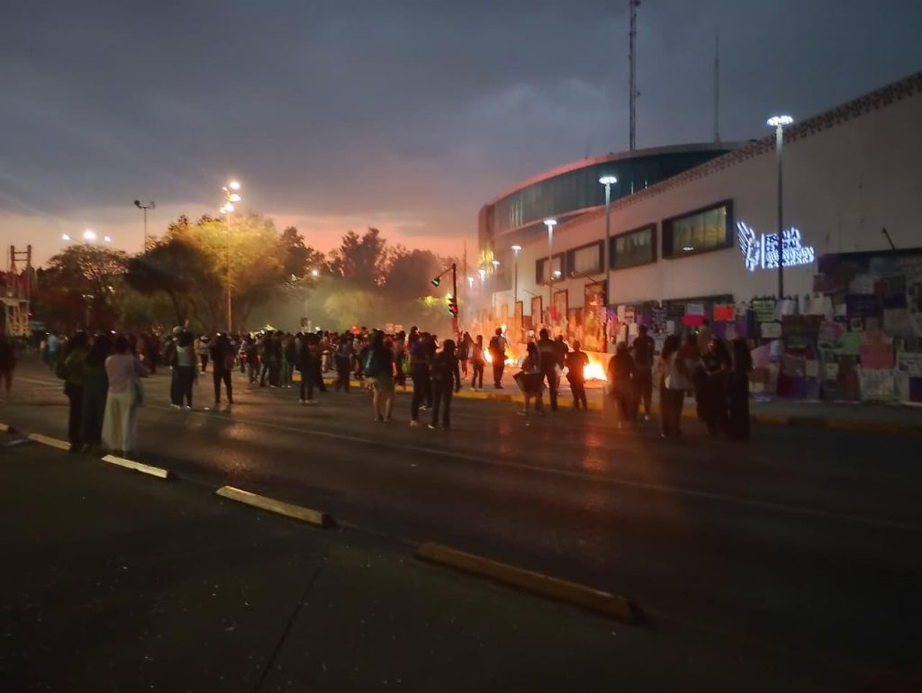 Incendian fachada de la Fiscalía durante marcha en Puebla