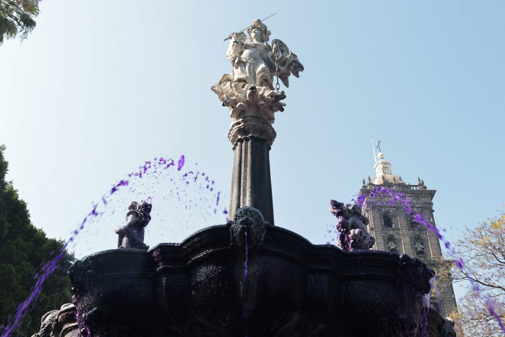 Pintan de morado la Fuente de San Miguel en el Zócalo de Puebla durante marcha del 8M