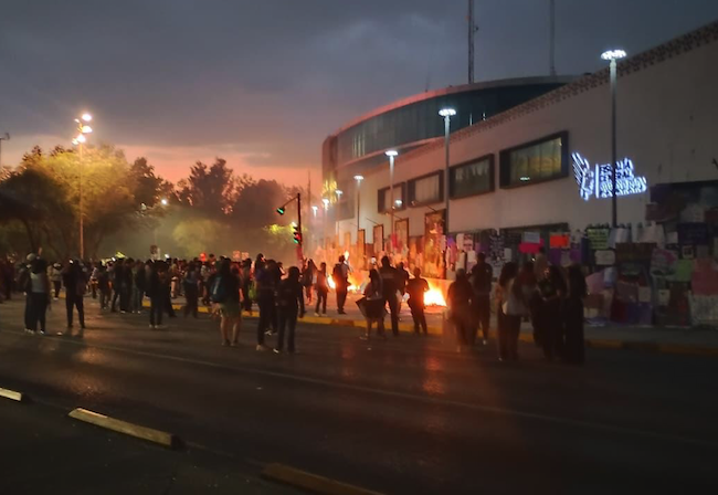 Incendian fachada de la Fiscalía durante marcha en Puebla