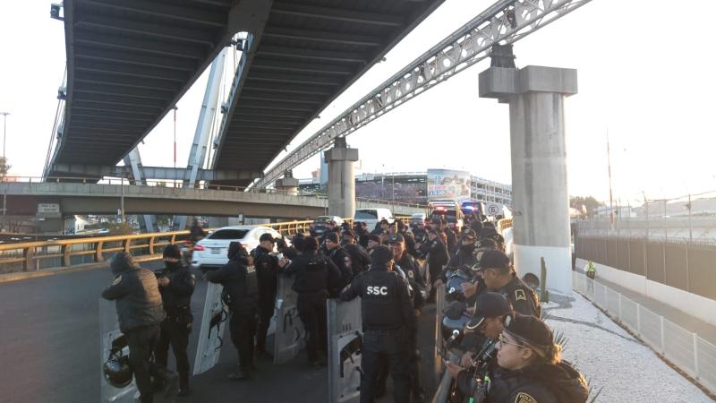 Taxistas provocan caos en el AICM; bloquean accesos a la Terminal 1
