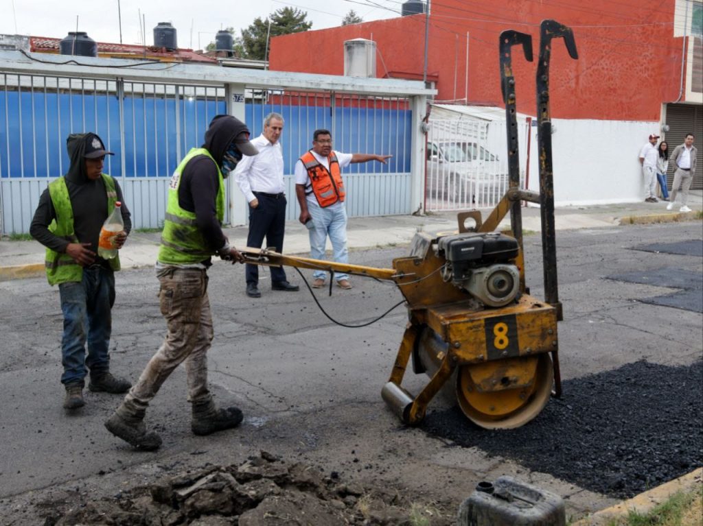 Supervisa Pepe Chedraui trabajos de bacheo en colonia Jardines de San Manuel