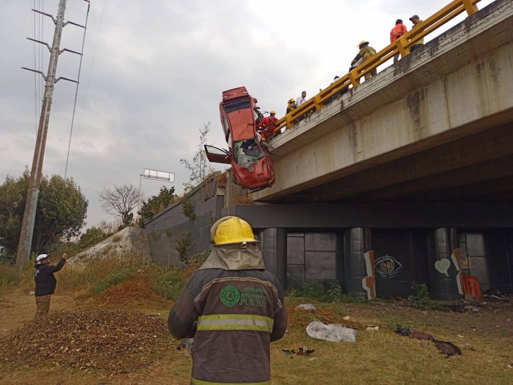 Muere mujer y cuatro personas resultan lesionadas en accidente en el Periférico Ecológico de Puebla