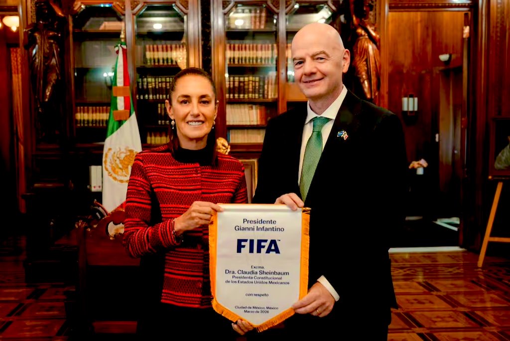 Sheinbaum recibe tarjetas oficiales de la FIFA y promete una inauguración “histórica” del Mundial