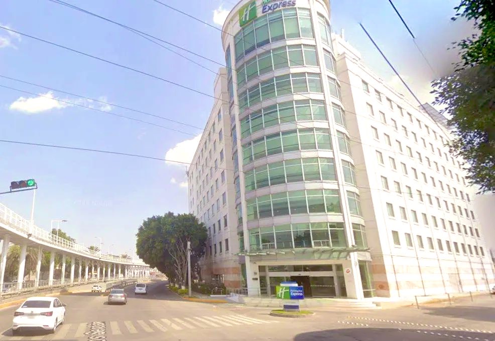 Hallan cuerpos de madre e hijo en hotel de Puebla; hay un hombre lesionado