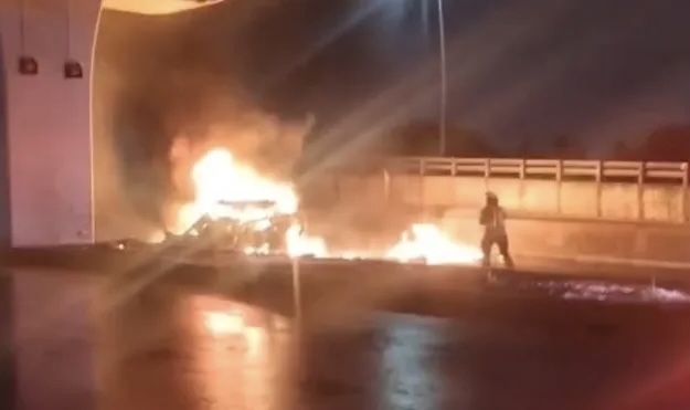 Muere elemento de la SSP calcinado tras chocar en la autopista México-Puebla