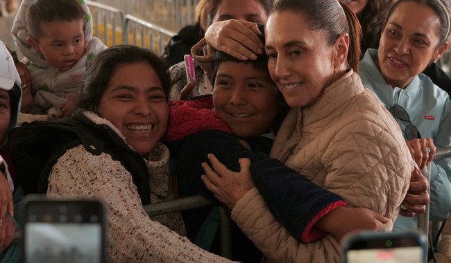 Presidenta entrega títulos agrarios a mujeres en CDMX; la meta es de 150 mil en el país