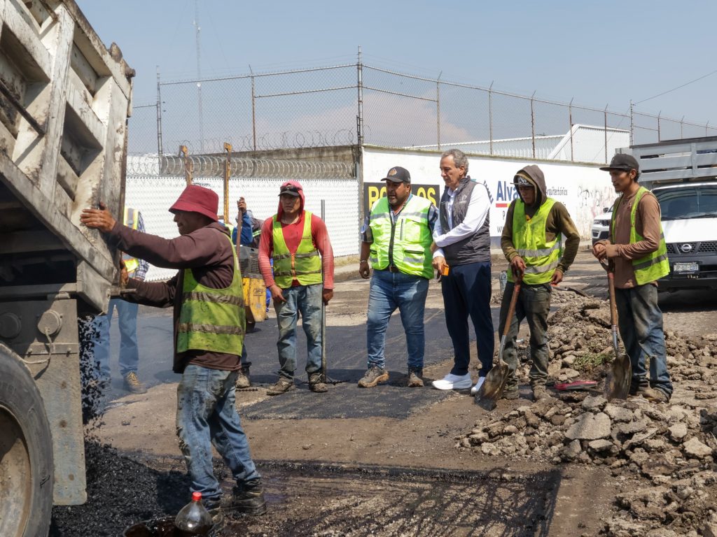 Pepe Chedraui supervisa trabajos de bacheo en San Pablo Xochimehuacan