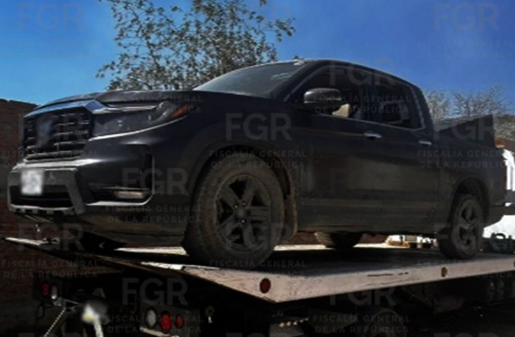 En cateo FGR asegura armamento, drogas y artefactos explosivos
