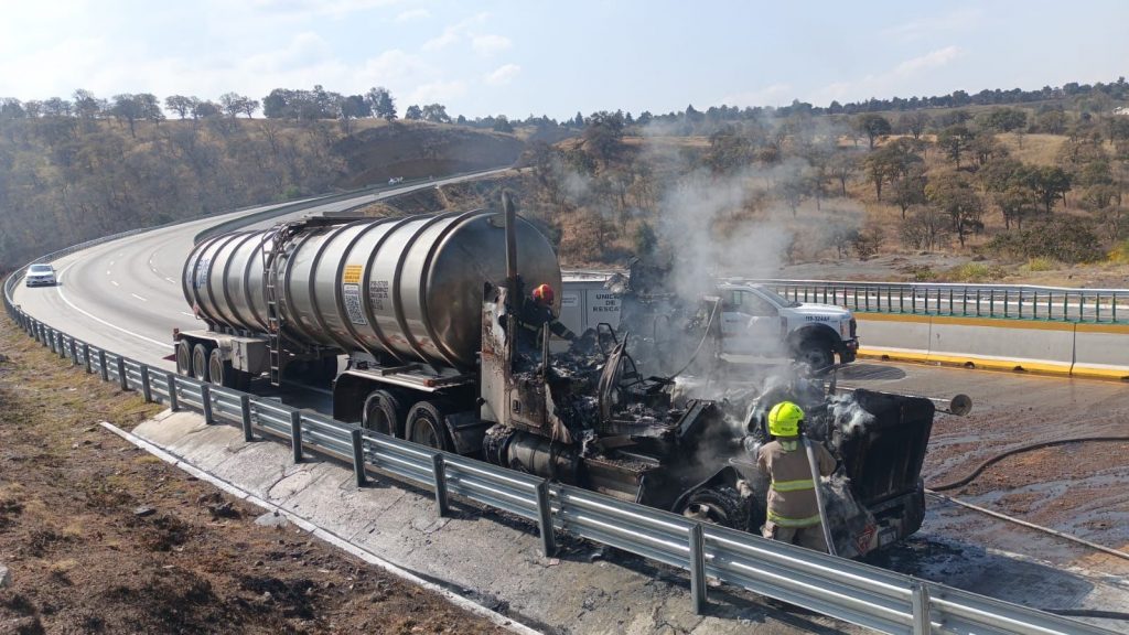 Vuelca pipa con material peligroso y se incendia en la México–Puebla