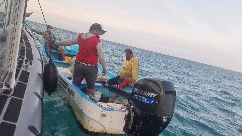 Rescatan a tres pescadores a la deriva en costas de Veracruz