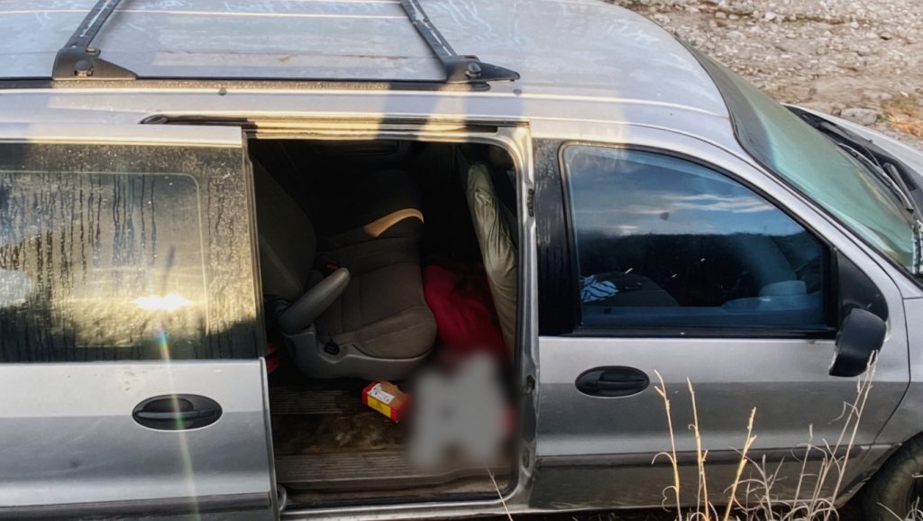 Hallan a hombre sin vida dentro de una camioneta en Acajete; estaba esposado y amordazado