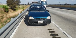 Hallan cadáver encobijado a orilla de la autopista Puebla-Orizaba, en Acajete