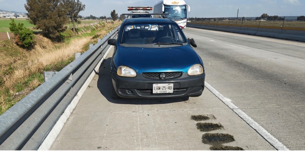 Hallan cadáver encobijado a orilla de la autopista Puebla-Orizaba, en Acajete