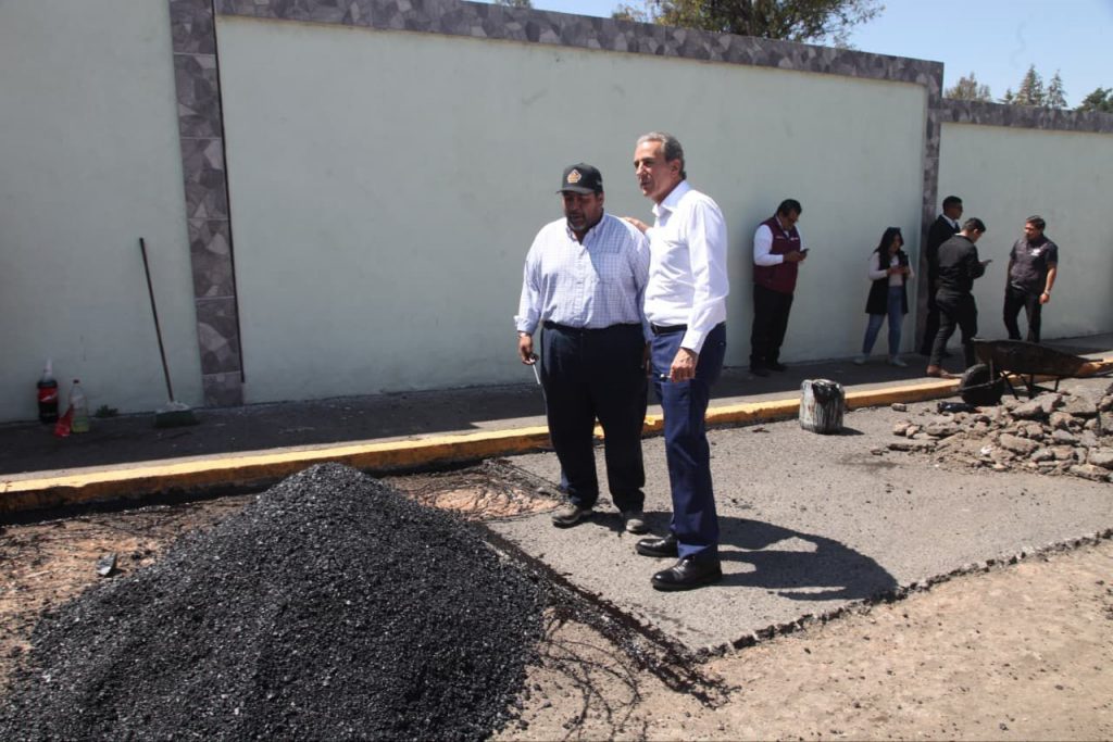 Continúa Pepe Chedraui supervisando trabajos de bacheo en colonia Ignacio Zaragoza