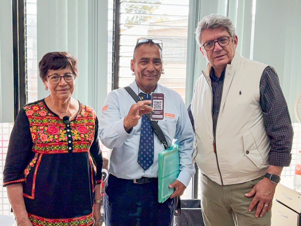 Avanza gobierno estatal en entrega de códigos QR a unidades en renovación