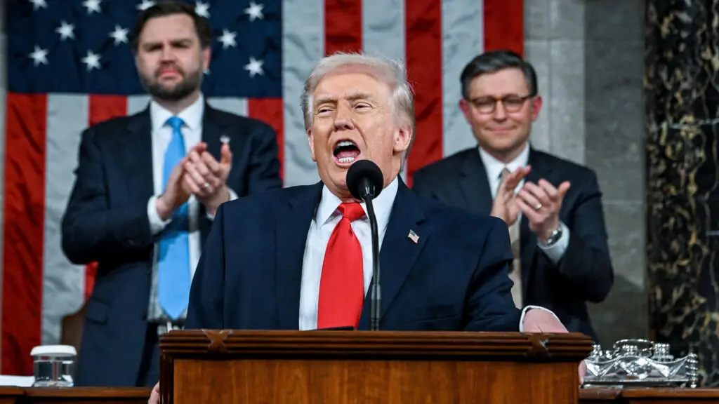 Trump busca endurecer acuerdos de confidencialidad para empleados federales