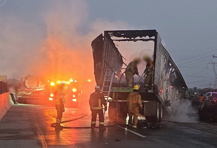 Tráiler se incendia tras chocar en la autopista Puebla–Orizaba; muere conductor calcinado
