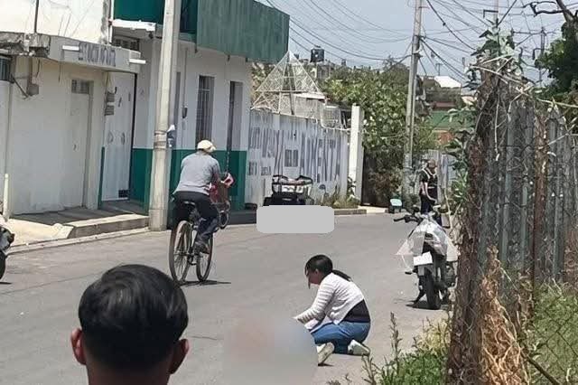 Ejecutan a dos jóvenes afuera de taller de motocicletas en Acatzingo; aseguran 11 vehículos