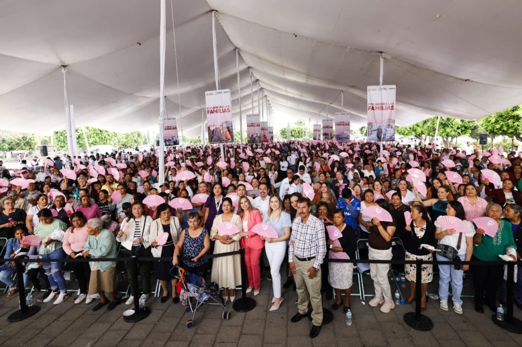 CON AMOR Y CARIÑO SEDIF CONSIENTE A 2 MIL MADRES EN ACATZINGO