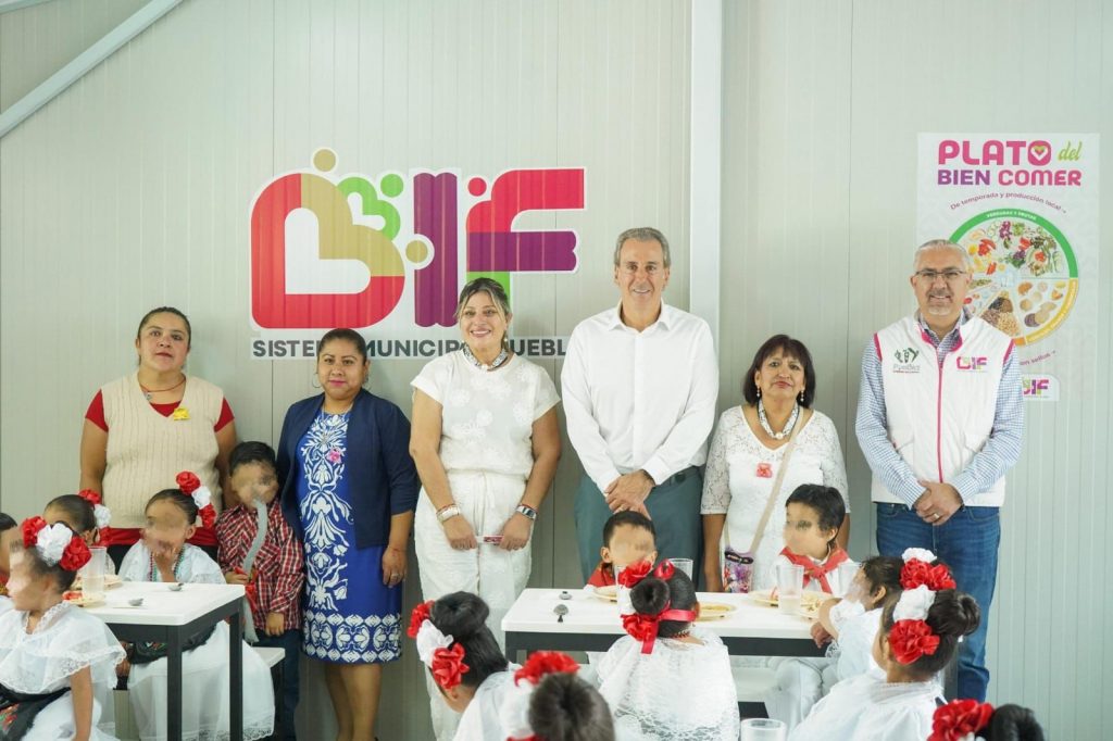 Visita Pepe Chedraui desayunador escolar en el Jardín de Niños "La Flor"