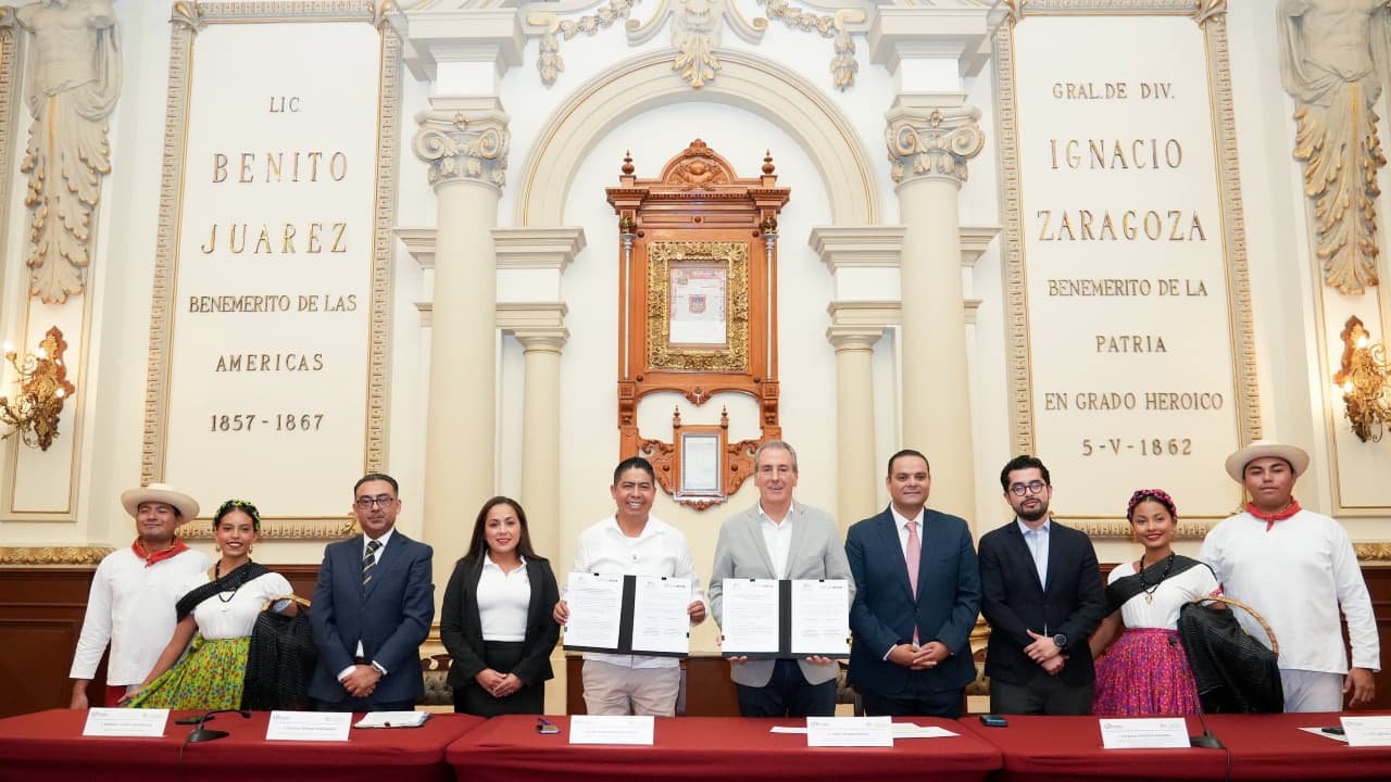 Firma Pepe Chedraui hermanamiento entre Puebla capital y Huatulco