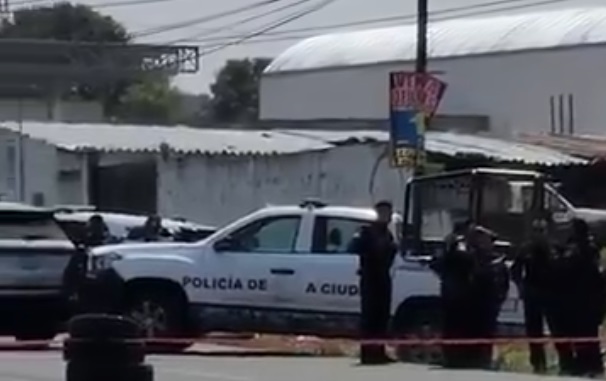 Hallan cuerpo maniatado y encobijado en la carretera a Canoa