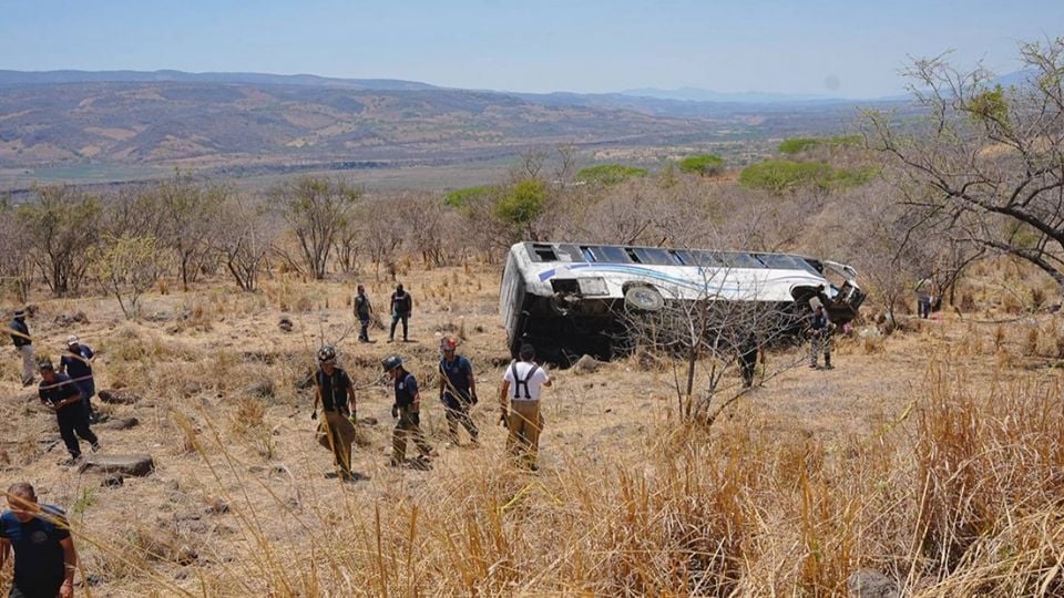 Tragedia en Nayarit: vuelca autobús y deja 11 muertos