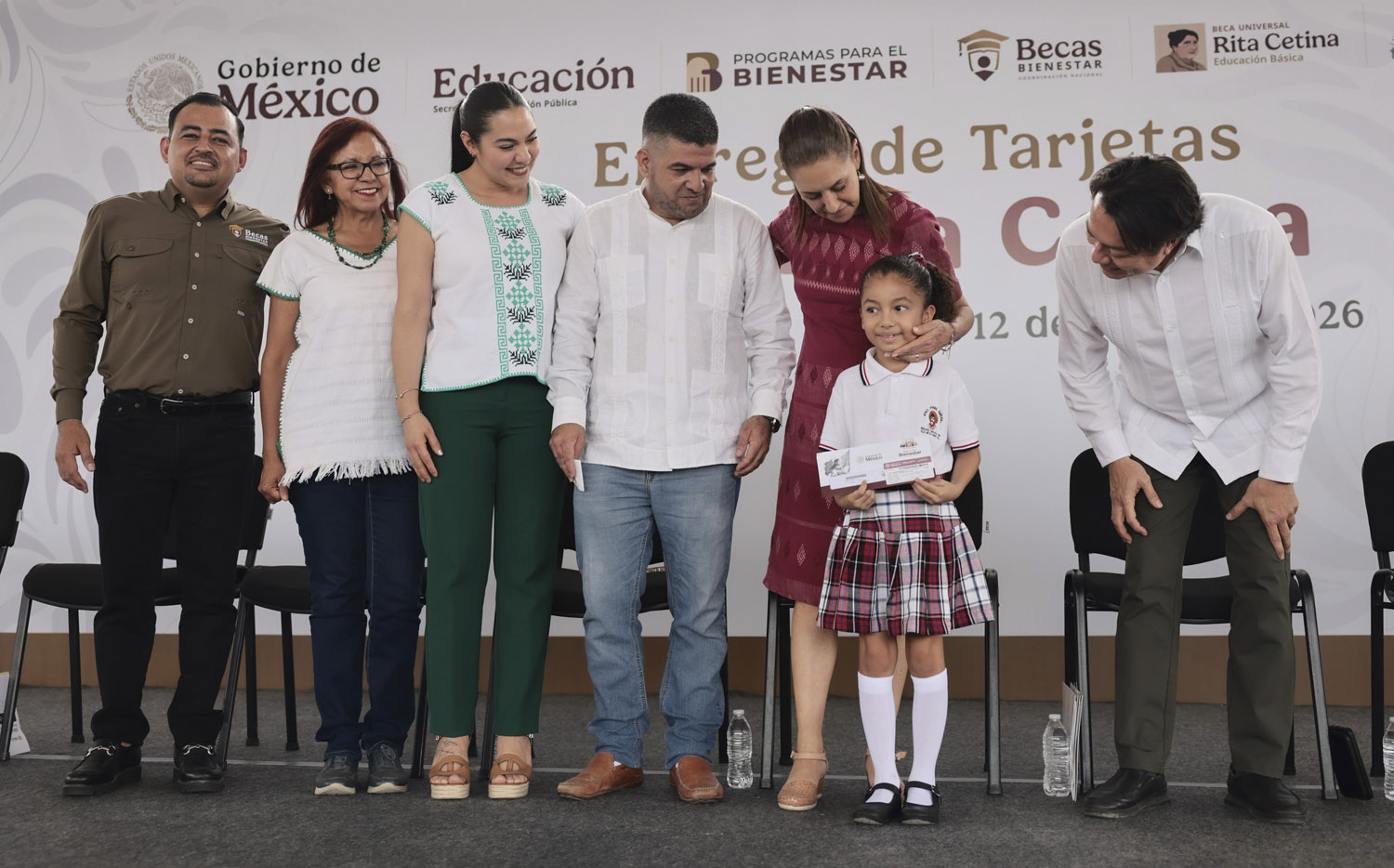 Siempre voy a estar pendiente de las niñas y niños: Presidenta entrega beca Rita Cetina para uniformes y útiles en Villa de Álvarez, Colima