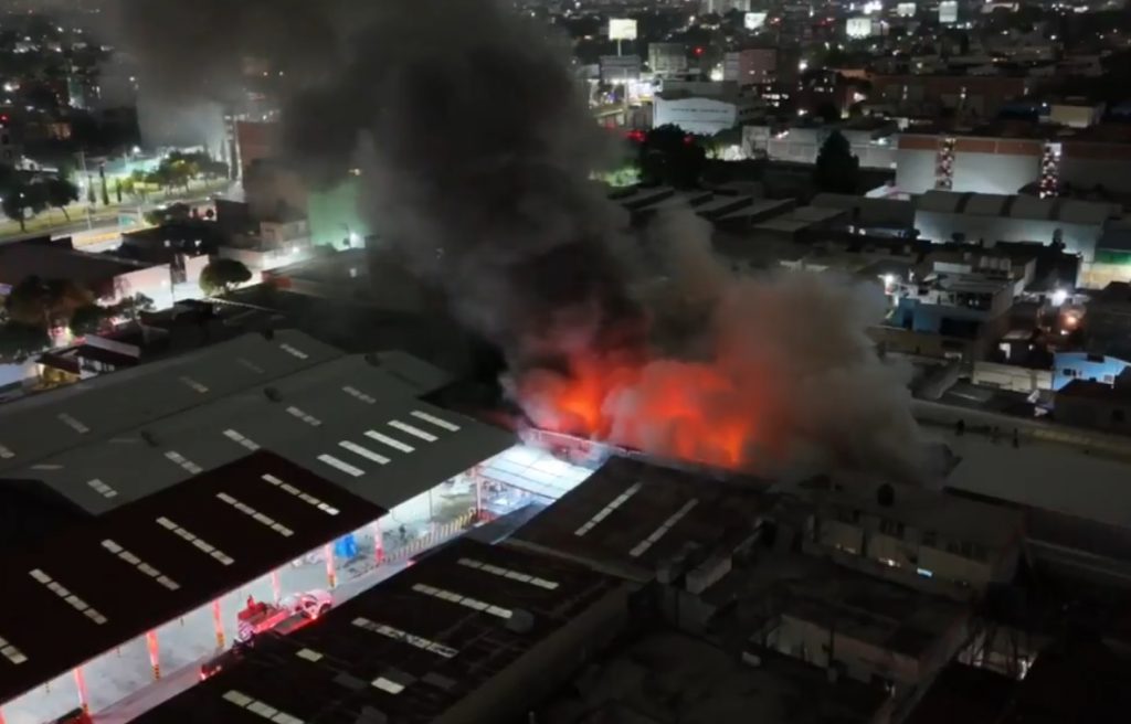 Fuerte incendio en bodega cercana al mercado de Jamaica moviliza a cuerpos de emergencia en CDMX