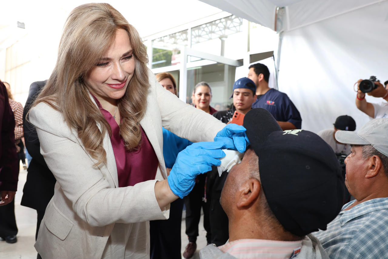 Ceci Arellano supervisa histórica Jornada de Cirugías de Cataratas 
