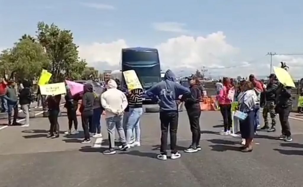 Cierran la autopista México-Puebla en San Martín Texmelucan; manifestantes exigen información sobre tres detenidos