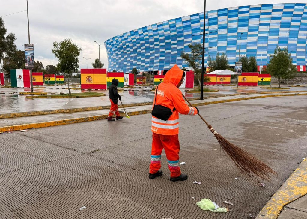 Gobierno de Pepe Chedraui mantiene limpios los alrededores del Estadio Cuauhtémoc tras evento deportivo
