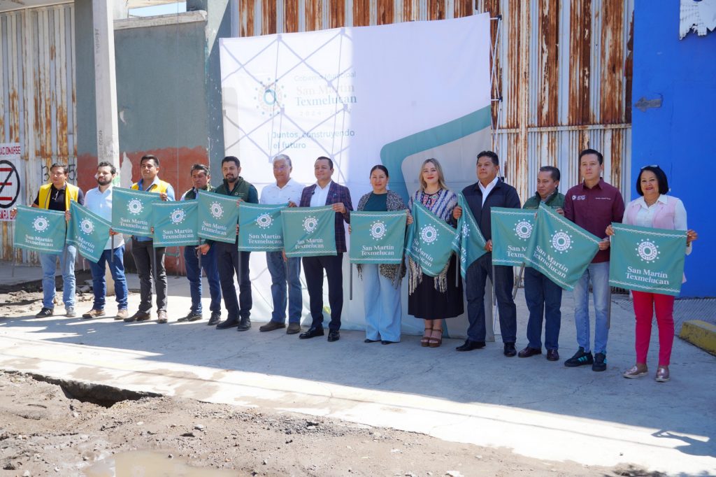 EDIL JUAN MANUEL ALONSO ENCABEZA INICIO DE PAVIMENTACIÓN CON CONCRETO DE LA CALLE MUJICA Y OSORIO EN TEXMELUCAN