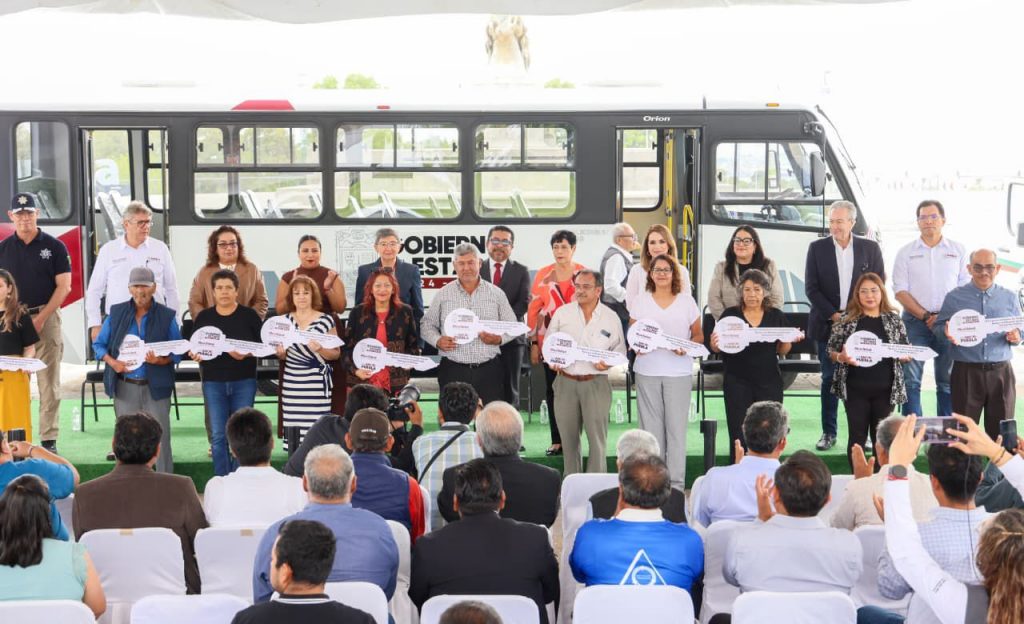 GOBIERNO ESTATAL CUMPLE COMPROMISO Y ENTREGA NUEVAS UNIDADES A TRANSPORTISTAS; IMPULSA MOVILIDAD SEGURA