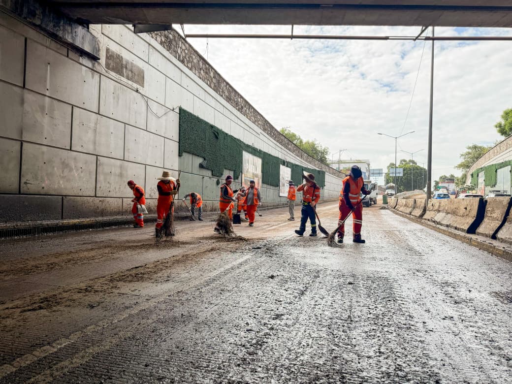 Realiza Gobierno de Pepe Chedraui limpieza en el bajopuente de Bulevar 5 de Mayo y 2 Norte