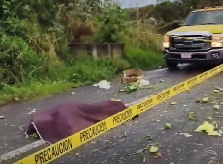 Mujer muere y dos menores resultan heridos tras volcadura en la carretera Atlixco-Izúcar