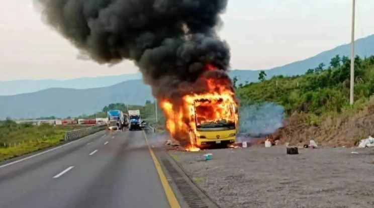 Se incendia autobús de turismo en la autopista Puebla-Orizaba; pasajeros logran salir a tiempo