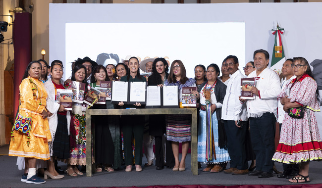 Presidenta firma convocatoria para consulta de iniciativa de Ley General de Derechos de los Pueblos Indígenas y Afromexicanos