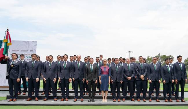 Presidenta Claudia Sheinbaum abandera a la Selección Nacional de México que participará en la Copa Mundial de la FIFA 2026