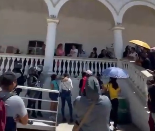 POBLADORES TOMAN EL PALACIO MUNICIPAL DE ACATLÁN DE OSORIO; UNA MUJER ES DETENIDA Y REGIDORES DESTITUYEN A DOS FUNCIONARIOS