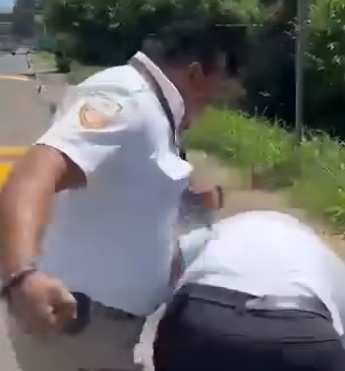 Cesan a agente del INM tras ser captado agrediendo a automovilista en carretera de Chiapas