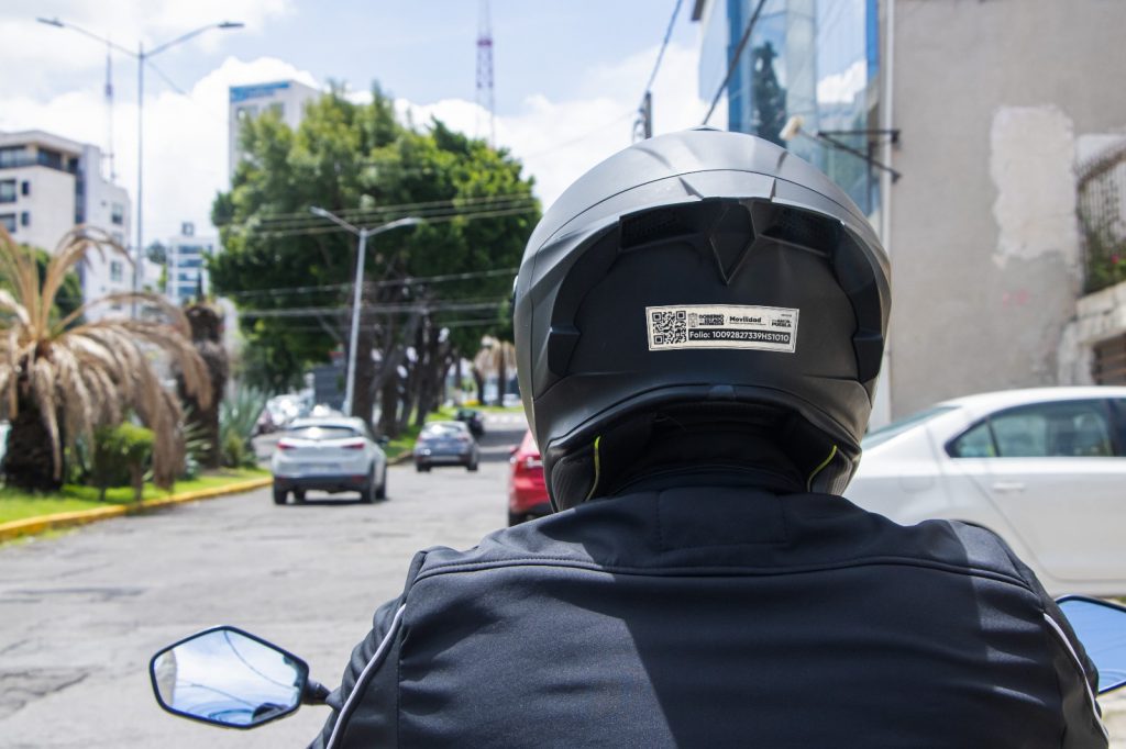 Reanudan entrega de hologramas para motociclistas