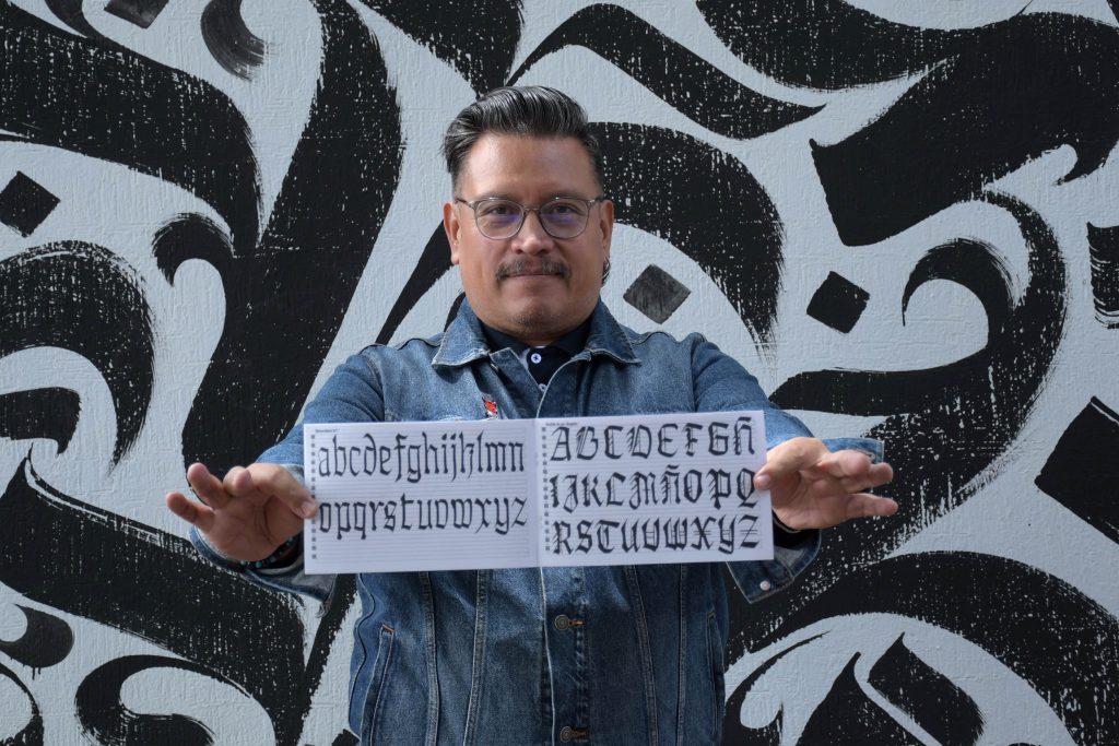 Comparte investigador BUAP caligrafía gótica mexicana en ATypI Stanford 2026