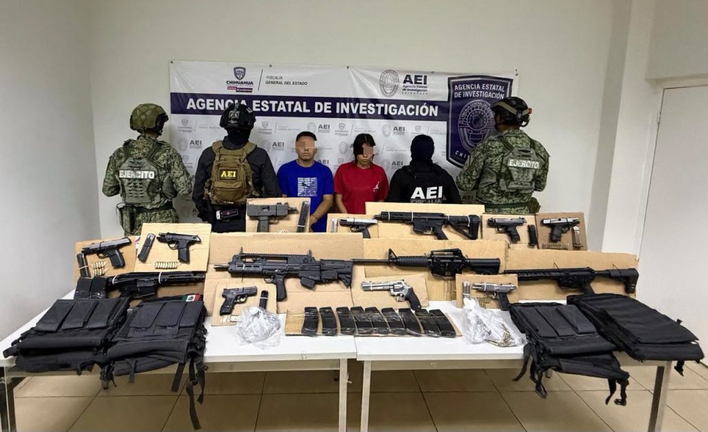 Chihuahua: Aseguró FGE arsenal y detienen a pareja en un domicilio de la colonia Tierra Nueva