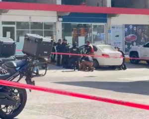 Dos asaltos a cuentahabientes terminan en balaceras en Puebla y San Andrés Cholula; hay tres heridos