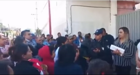 Protesta y furia en Tepeojuma: acusan a profesor de abuso y a directivos de complicidad