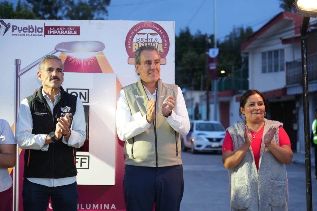 Lleva Pepe Chedraui alumbrado LED a la colonia 10 de Mayo con Puebla Brilla